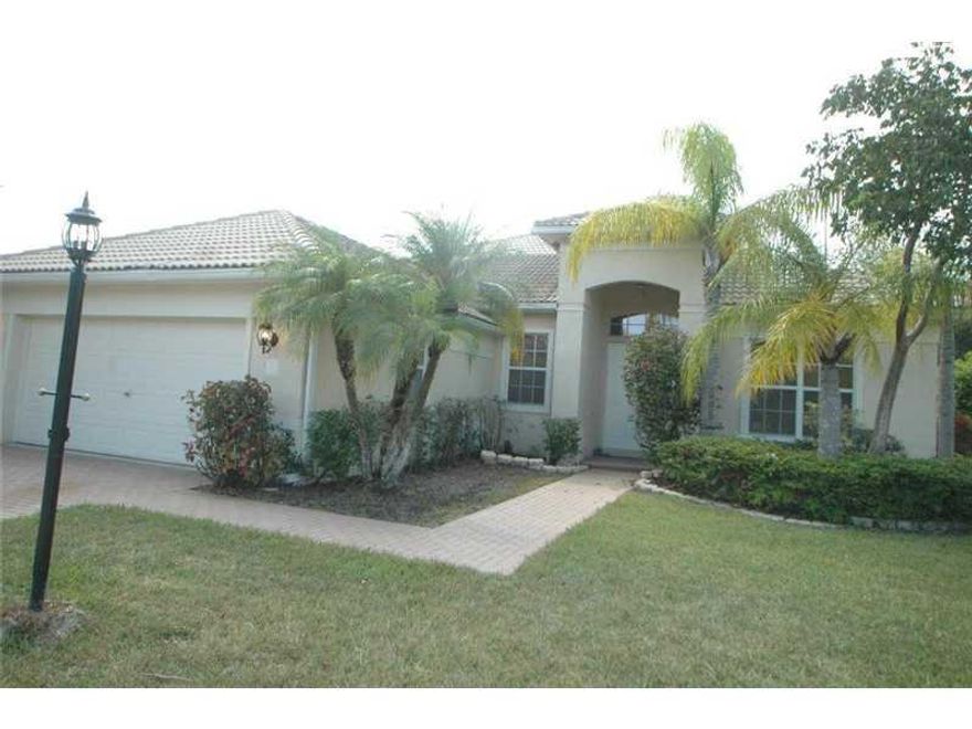 Newly renovated 4 bed 3 bath home with screened in pool at Parkland Isles. Stainless steel appliances, soaring ceilings with fans in every room, tile and wood flooring through out. Close to highway and shops. Pool maintenance included in rent. Amenities i ncludes clubhouse, community gym, tennis, community pool and spa, guarded gate and much more.