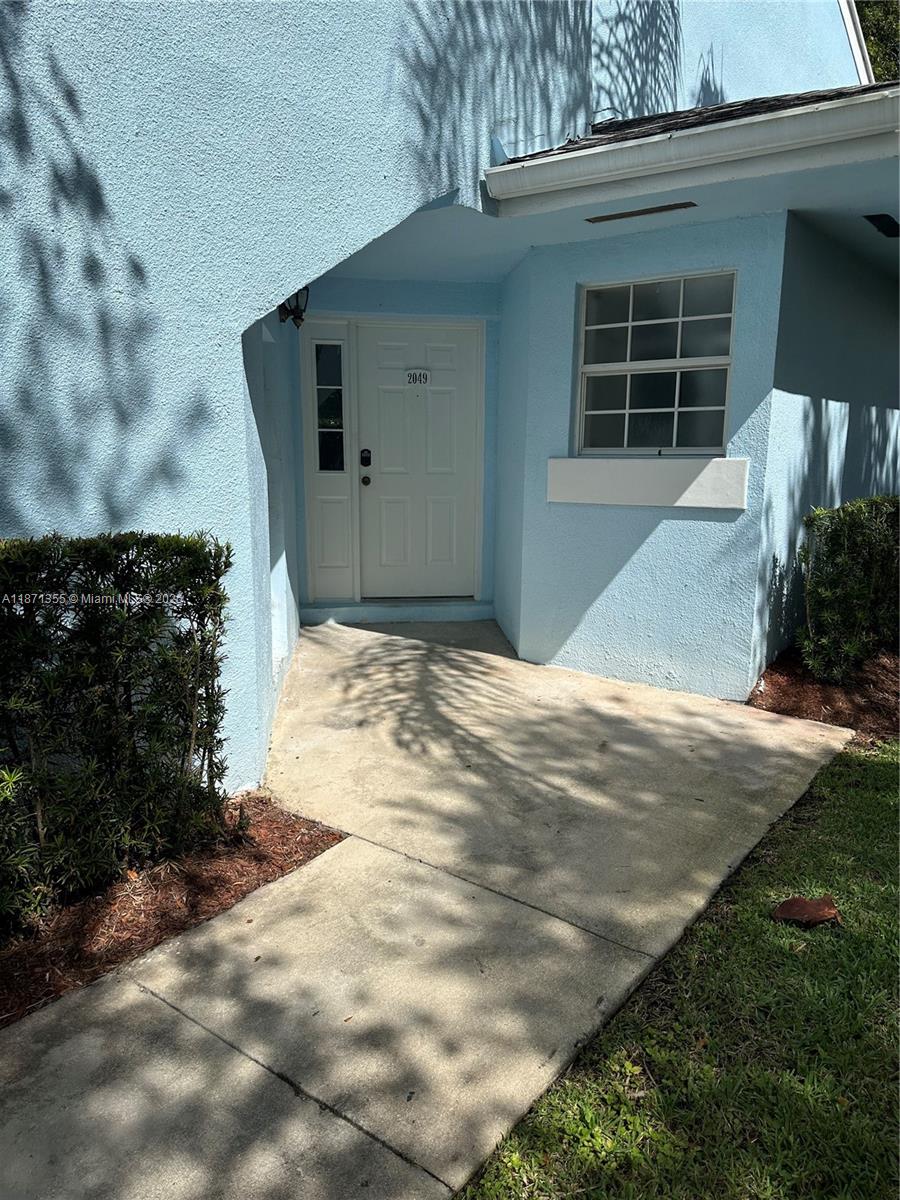 Must see beautiful spacious 3bed 2bath condo in desirable gated Keys Gate Community. Close to Airbase K-8 Center Public School, Homestead Military Airbase, Baptist Homestead Hospital, restaurants, shops, Turnpike and Florida Keys.