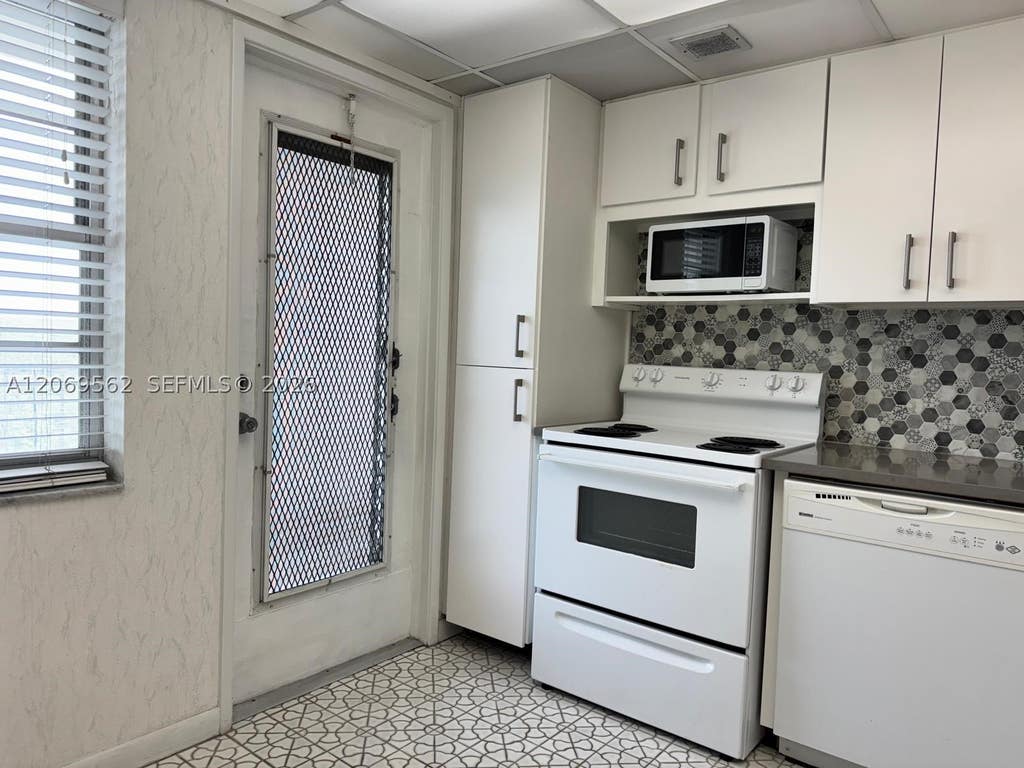 Photo of 2950 N Palm Aire Dr #605, Pompano Beach, FL 33069 (MLS # A12069562)