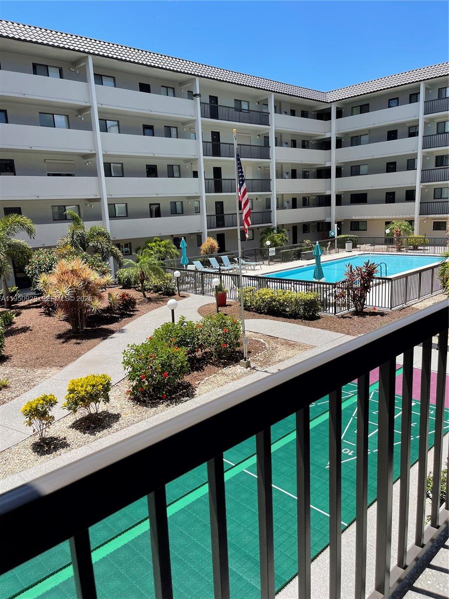 CENTRE COURT - Residential