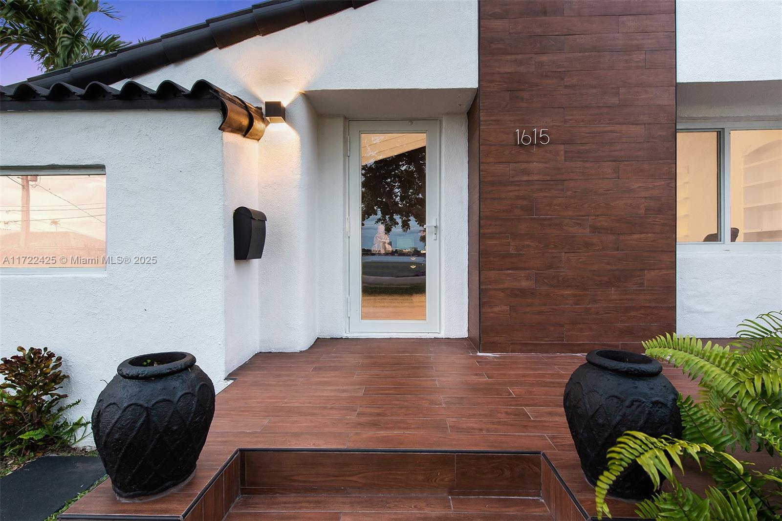 1615 Bay Dr