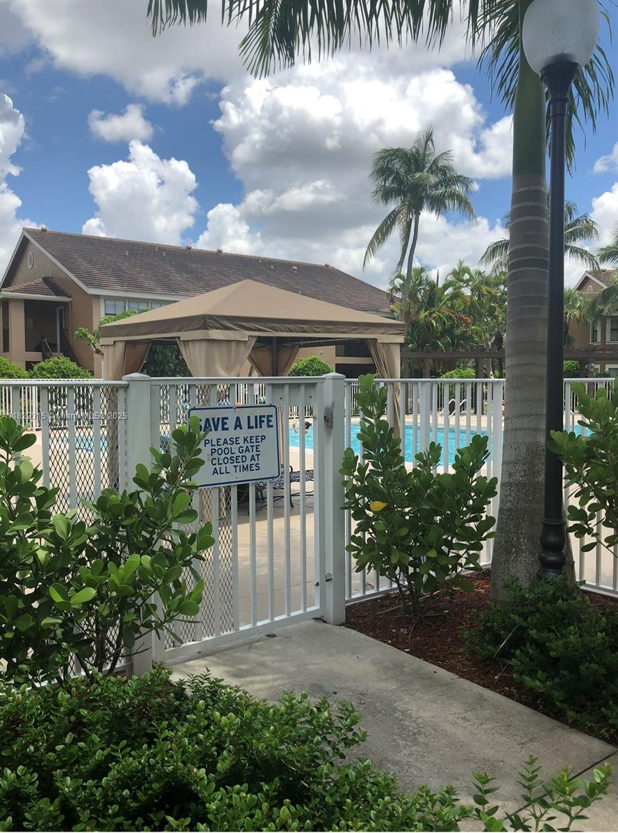 VISTA LAGO AT THE HAMMOCK - Residential