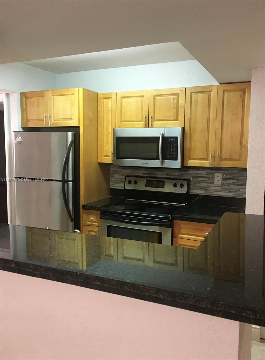 VISTA LAGO AT THE HAMMOCK - Residential