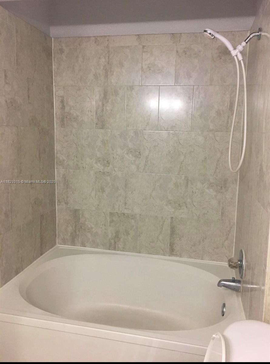 VISTA LAGO AT THE HAMMOCK - Residential