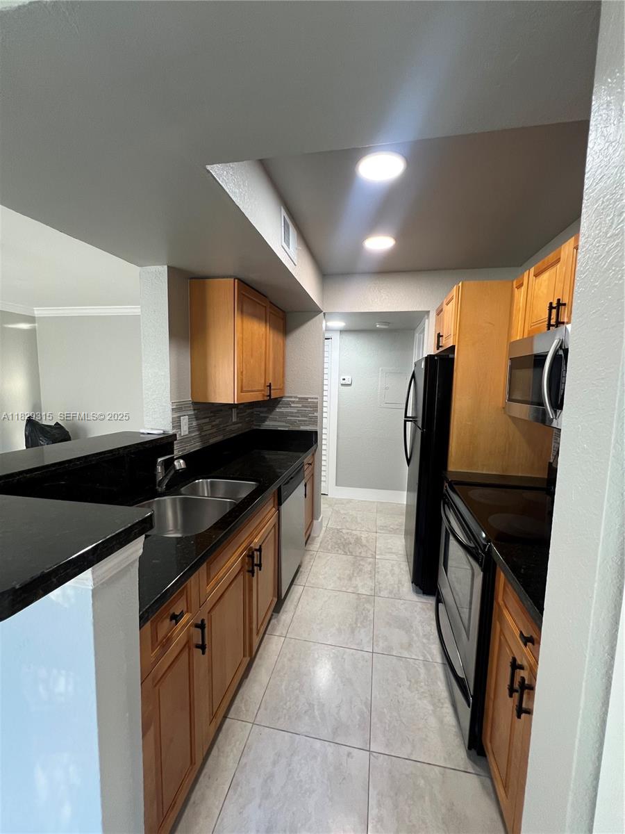 VISTA LAGO AT THE HAMMOCK - Residential