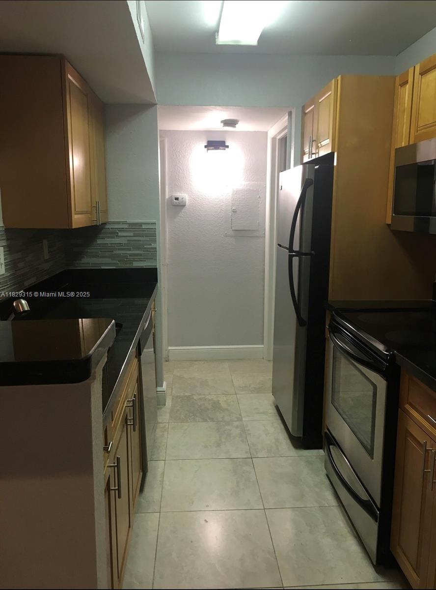 VISTA LAGO AT THE HAMMOCK - Residential