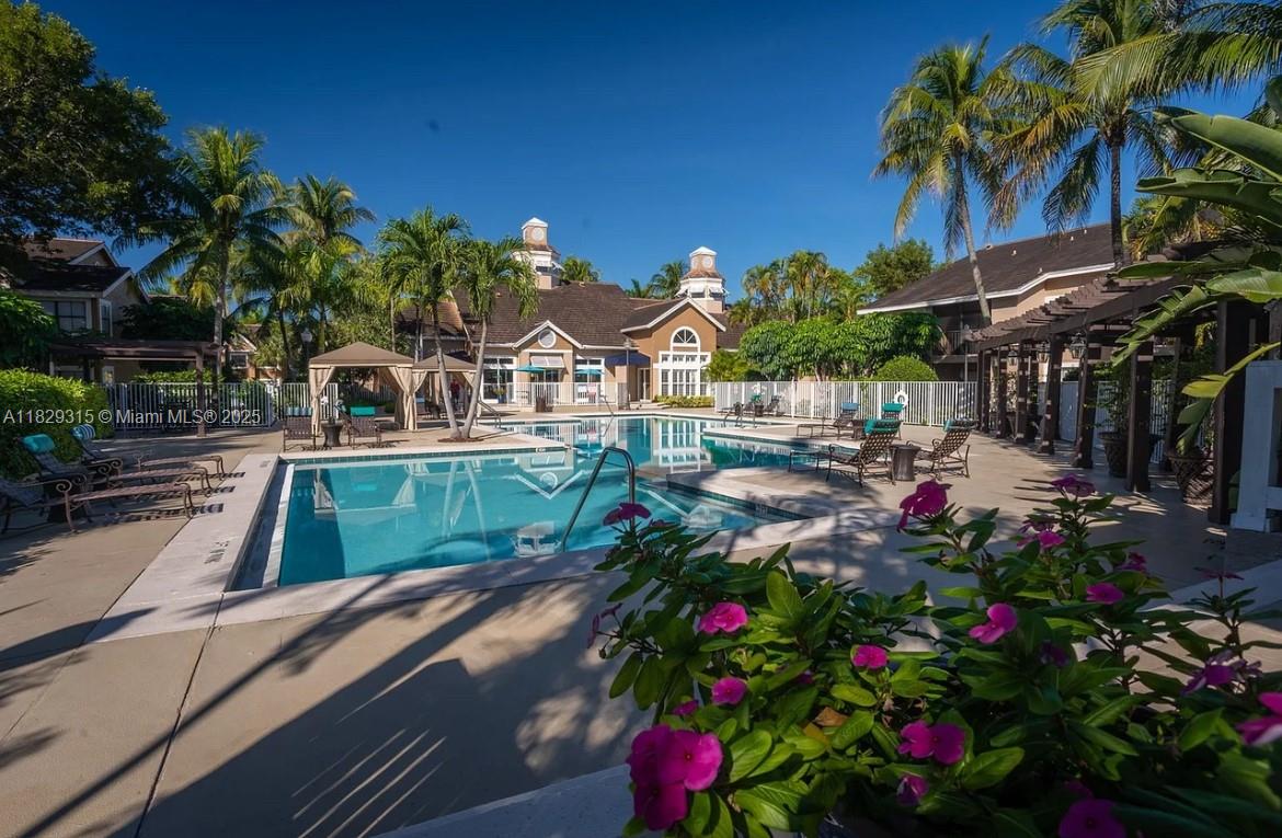 VISTA LAGO AT THE HAMMOCK - Residential