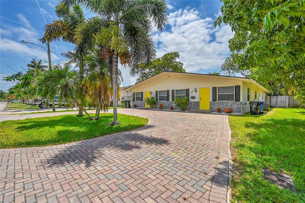 Photo of 810 SW 12th Ct #810, Fort Lauderdale, FL 33315 (MLS # A12048422)