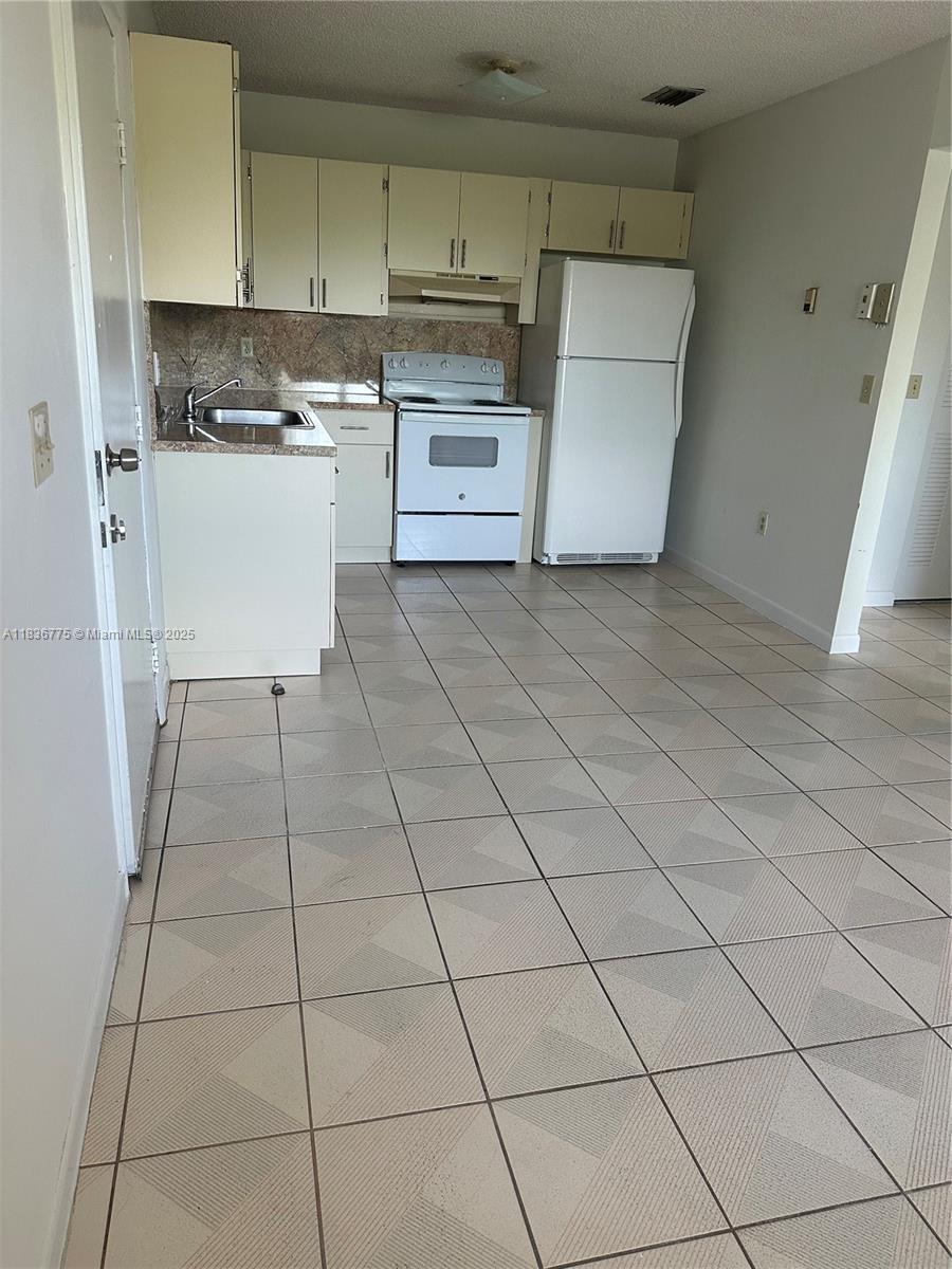 Apartment For Rent in Hialeah. Rent includes Water and Electricity. 1Bedroom-1Bathroom. Central AC.