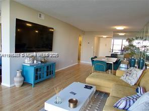 800 Parkview Dr 402