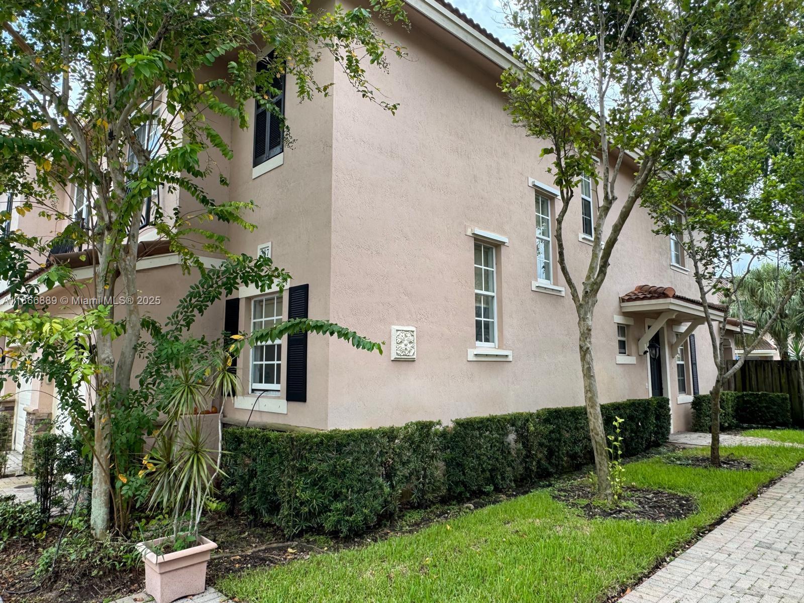 Residential area in Sunrise near to Weston, family friendly, well-maintained neighborhood with parks, trails, good schools, and convenient access to shopping and major highways