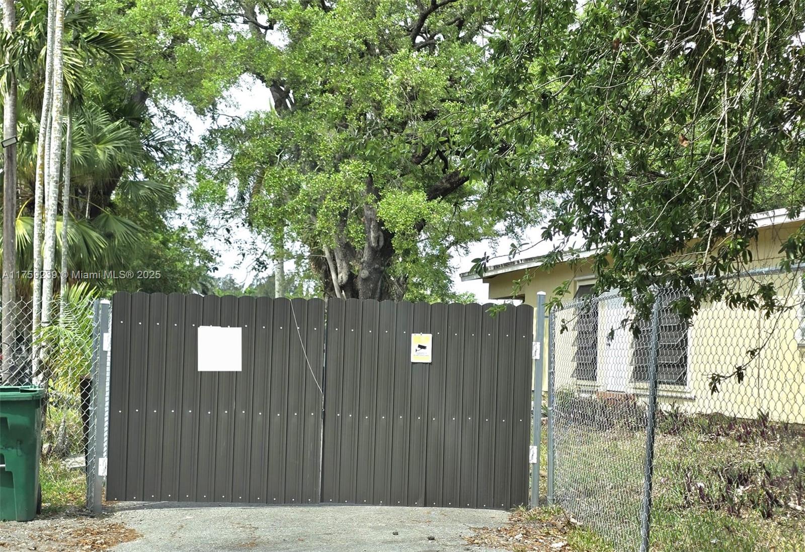 Spectacular 2.4 acre property, has two buildings, a house to remodel and a double warehouse, Excellent location, highly desired area for investment and housing. GREAT GREAT INVESTMENT