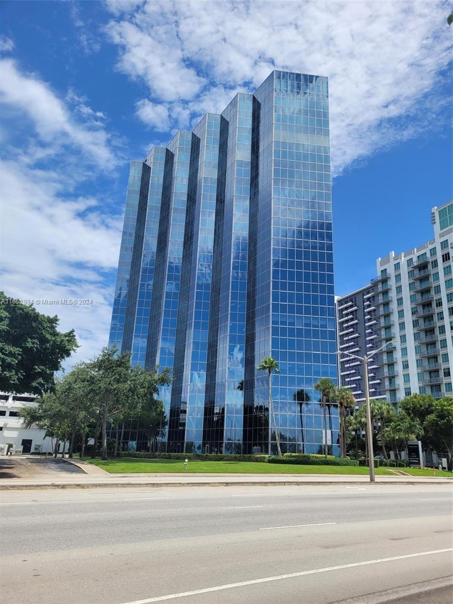 Aggressive Sub-Lease opportunity until JUL.2025. Two private offices with great views, Conference Room, and large Room for multiple work spaces. 2nd Conference Room possible by request. WiFi included, 24 Hr security, garage, gym, and Deli. Electric included.