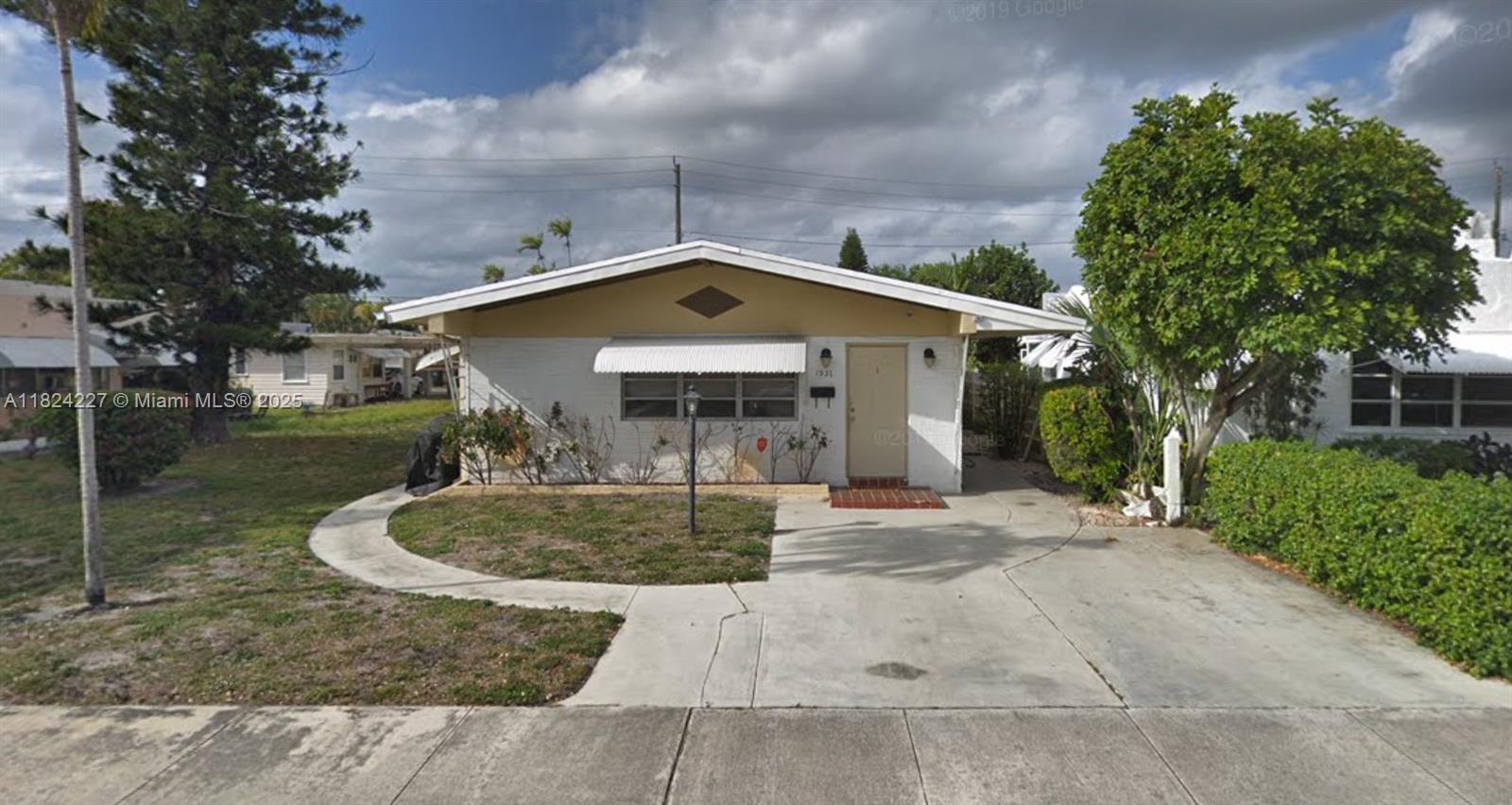 Investor’s dream! Fully occupied 3-unit attached triplex with strong rental history. Well-maintained with long-term tenants and no HOA.
Sale includes ownership of half the vacant lot next door — perfect for a future addition or redevelopment opportunity. Build more units or a brand-new multi-family structure.
Prime location near schools, shopping, and major highways. Immediate cash flow + long-term upside!
Please do not disturb tenants. Showings by appointment only.