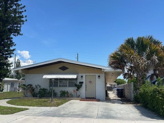 Investor’s dream! Fully occupied 3-unit attached triplex with strong rental history. Well-maintained with long-term tenants and no HOA.
Sale includes ownership of half the vacant lot next door — perfect for a future addition or redevelopment opportunity. Build more units or a brand-new multi-family structure.
Prime location near schools, shopping, and major highways. Immediate cash flow + long-term upside!
Please do not disturb tenants. Showings by appointment only.