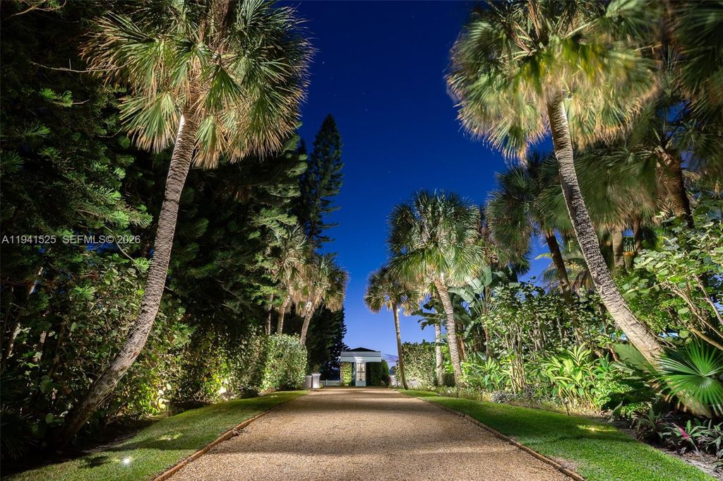 Photo of 21 S Beach Rd, Jupiter Island, FL 33455 (MLS # A11941525)