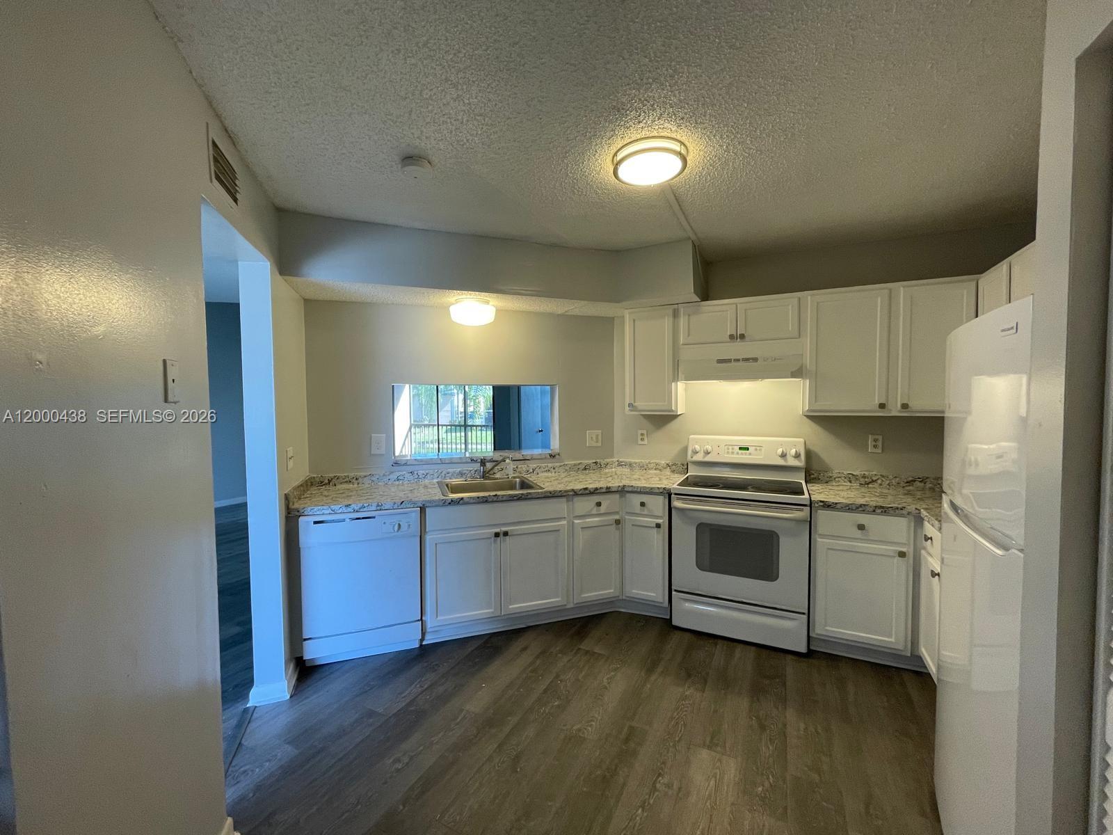 LAKESHORE CONDO 3 - Residential