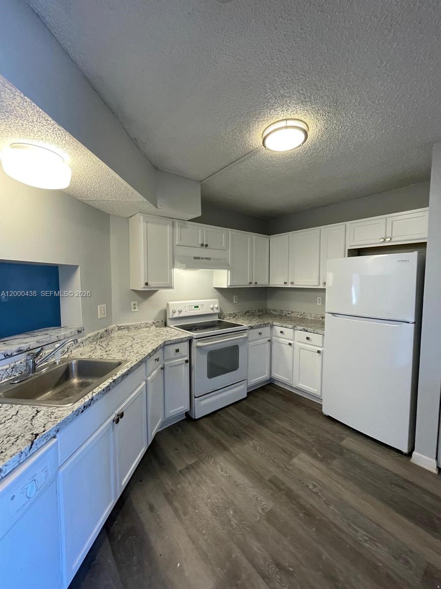 LAKESHORE CONDO 3 - Residential