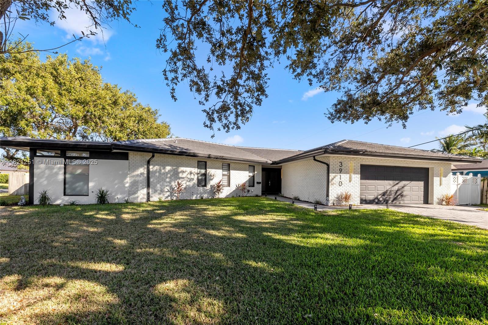 3910 Ne 27th Ter, Lighthouse Point, Broward County, Florida - 4 Bedrooms  
3 Bathrooms - 