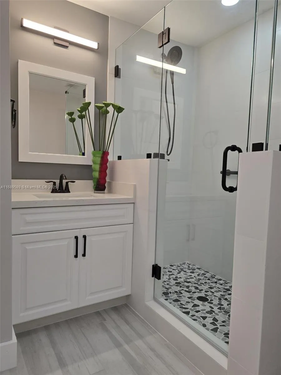 Coral Gables, Florida 33134, United States, 3 Bedrooms Bedrooms, ,4 BathroomsBathrooms,Residential,Active,33658