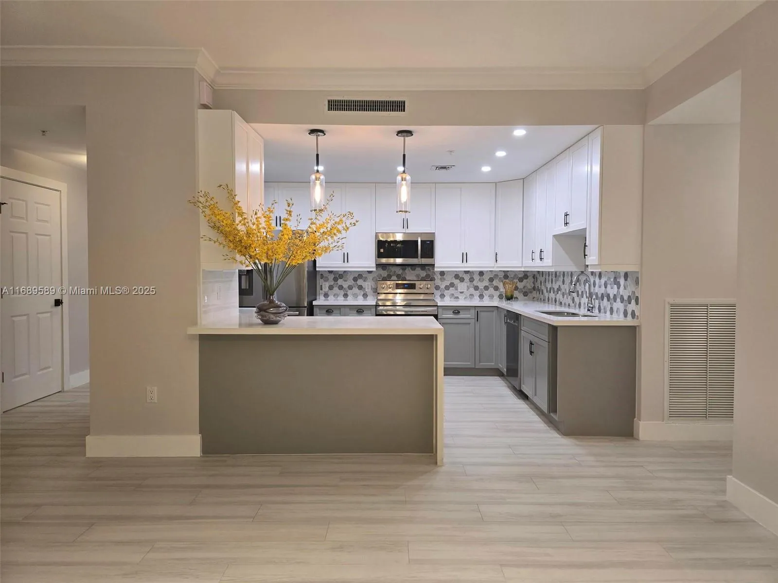 Coral Gables, Florida 33134, United States, 3 Bedrooms Bedrooms, ,4 BathroomsBathrooms,Residential,Active,33658