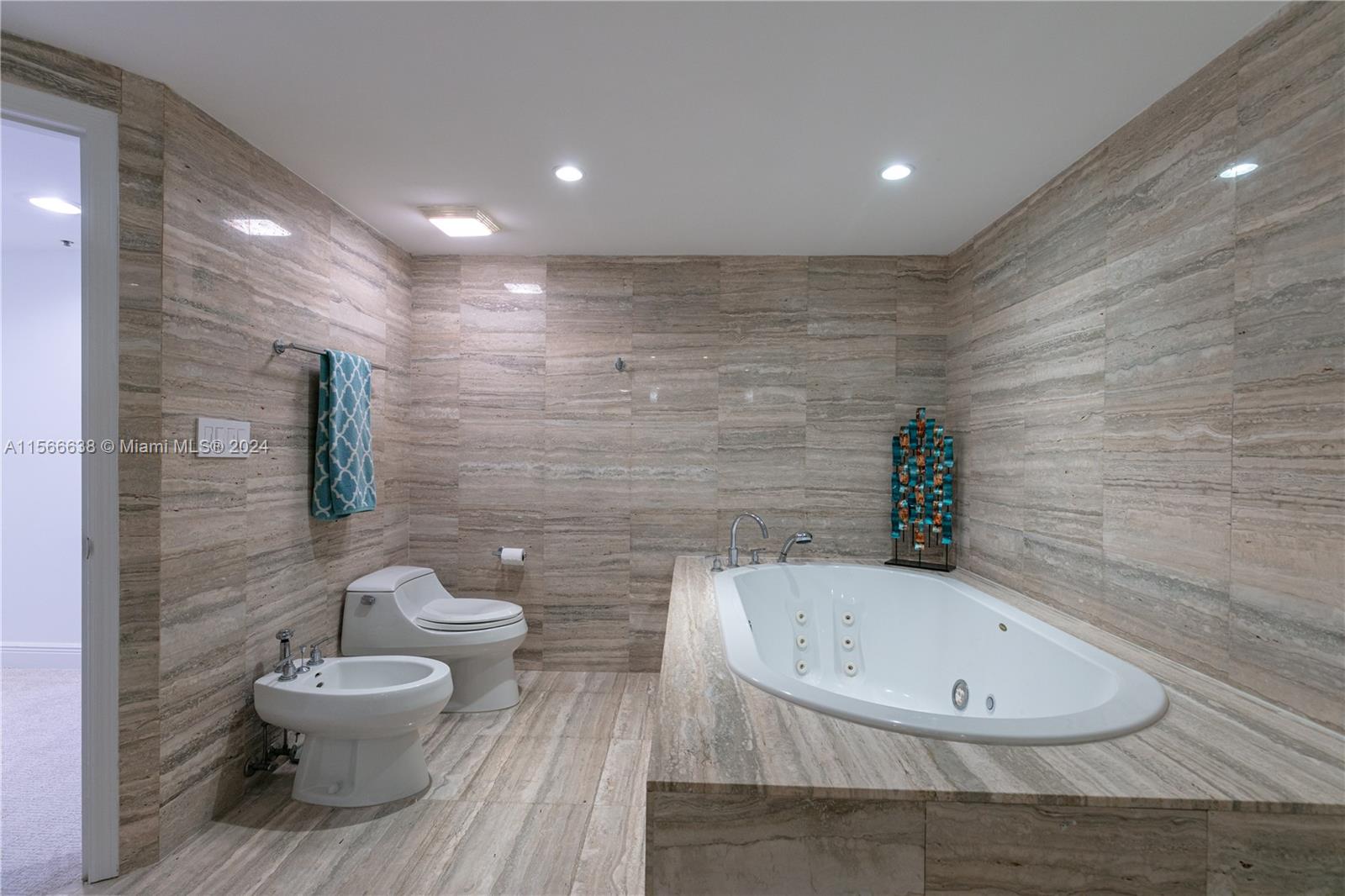VILLA REGINA CONDO - Residential