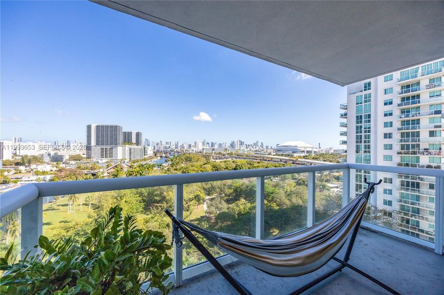 Bathrooms and closets fully renovated Bright and spacious unit, Furnished or unfurnished, with stunning views of Downtown, Miami, River and Sewell Park.
Perfect location, just minutes away from Downtown, Miami Airport, Health District and major highways.
Parking space Available, great amenities such as gym, pool, jacuzzi, BBQ area, party room and business center.
Guard at gate 24/7.
Easy to show.
FURNISHED OR UNFURNISHED.