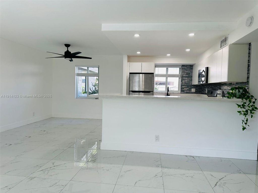 Photo of 414 SE 14th St #2, Fort Lauderdale, FL 33316 (MLS # A11914123)