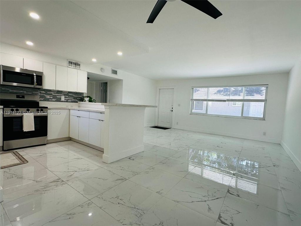 Photo of 414 SE 14th St #2, Fort Lauderdale, FL 33316 (MLS # A11914123)