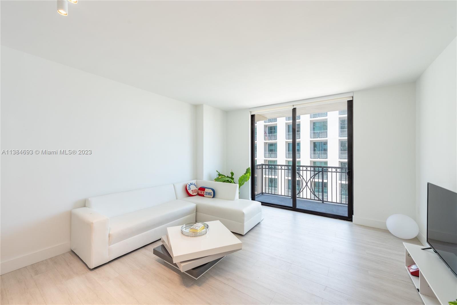 Excellent location for this gorgeous 1/1 apartment in the heart of Coral Gables, with Shops at Merrick Park around the corner and UM just a short drive away! Ceramic floors, custom walk in closets and roller blinds. Nest AC system and top of the line Bosch appliances. Great Amenities: Salt water pool, Party room with the perfect kitchen for catering events, High end Gym, Business Center with meeting room, outdoors BBQ area. Includes 1 parking space and there's Valet parking available. Luxury living!