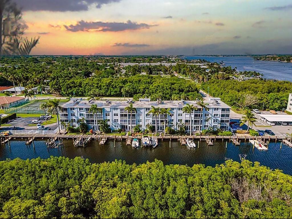 HARBOUR HALL INLET CLUB C - Residential