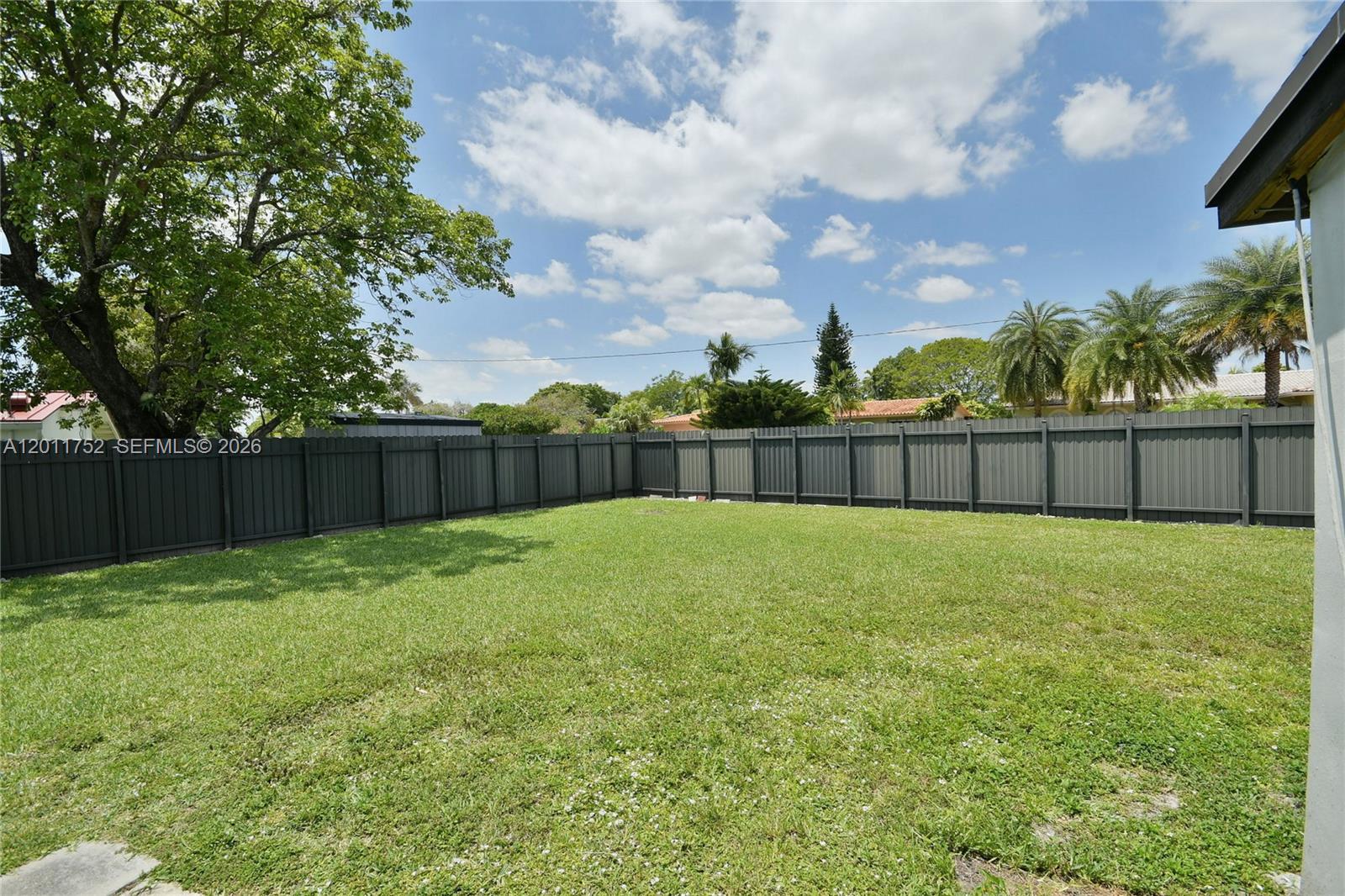 FONTAINEBLEAU GARDENS 1ST - Residential