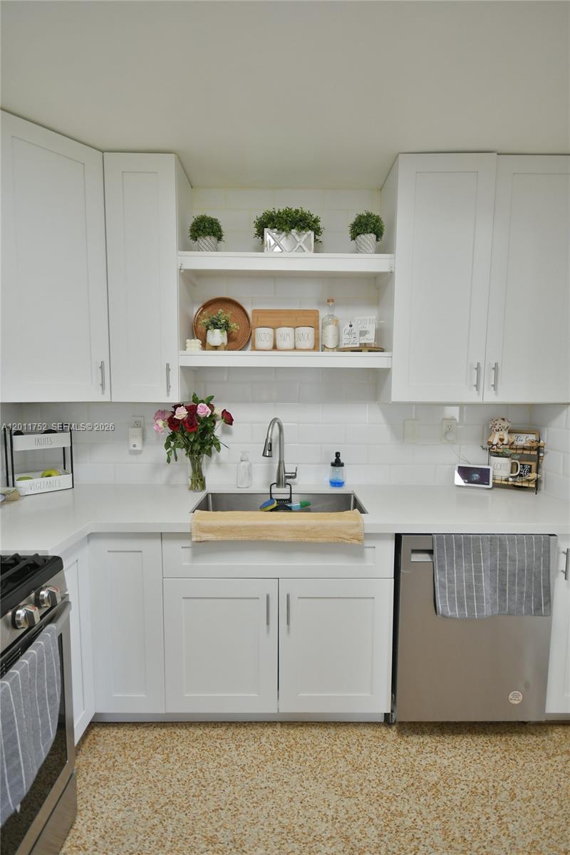 FONTAINEBLEAU GARDENS 1ST - Residential