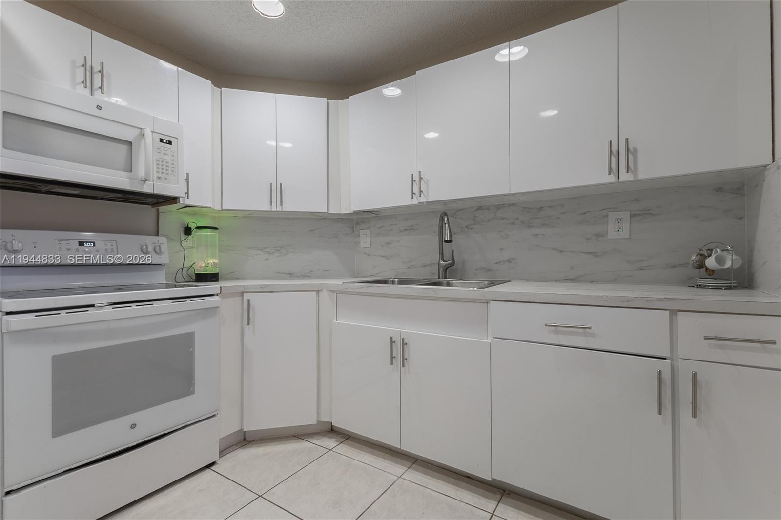 DORAL LANDINGS TOWNHOMES - Residential