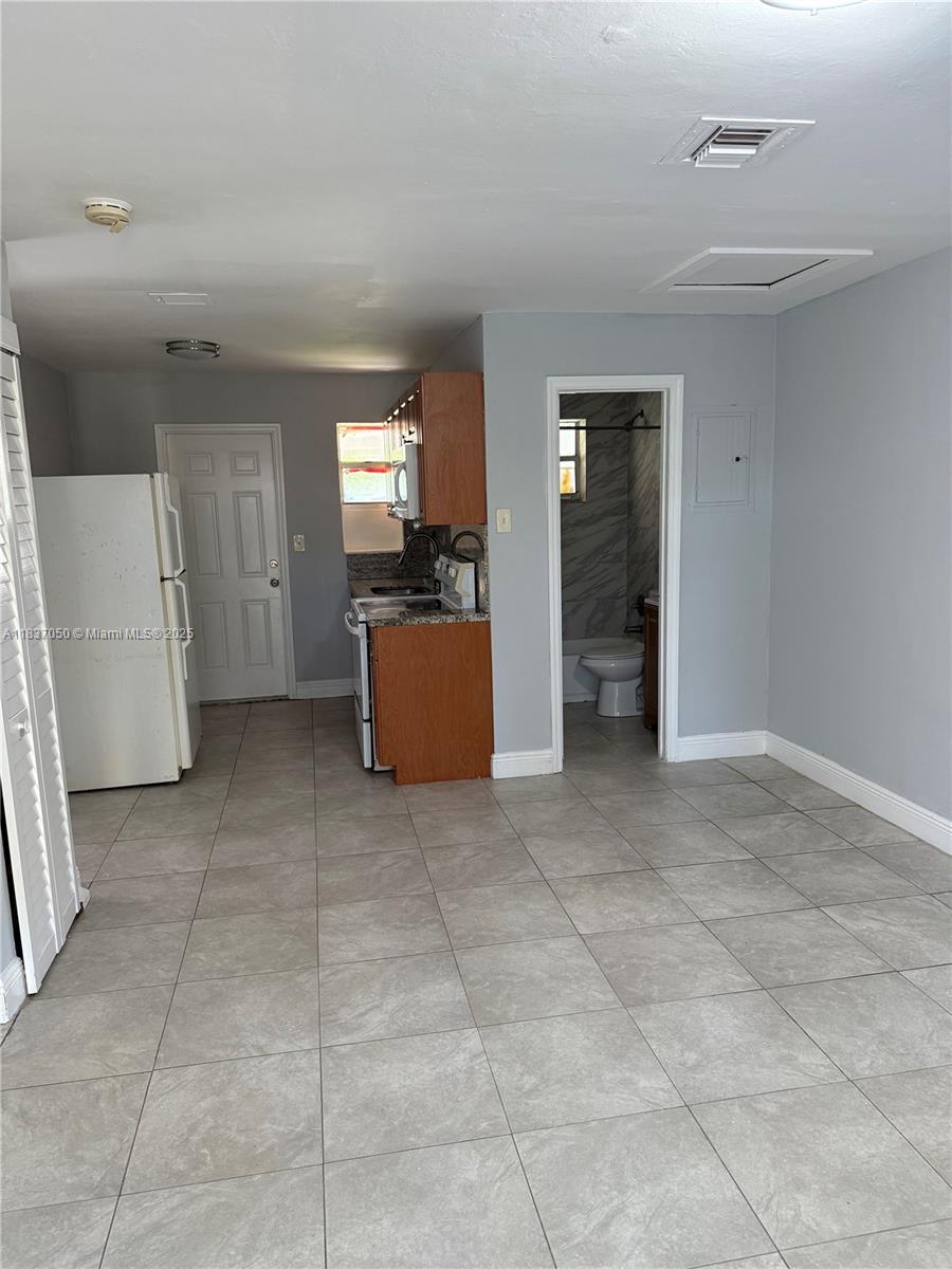 FIRST ADDITION TO CANAL G - Residential Lease