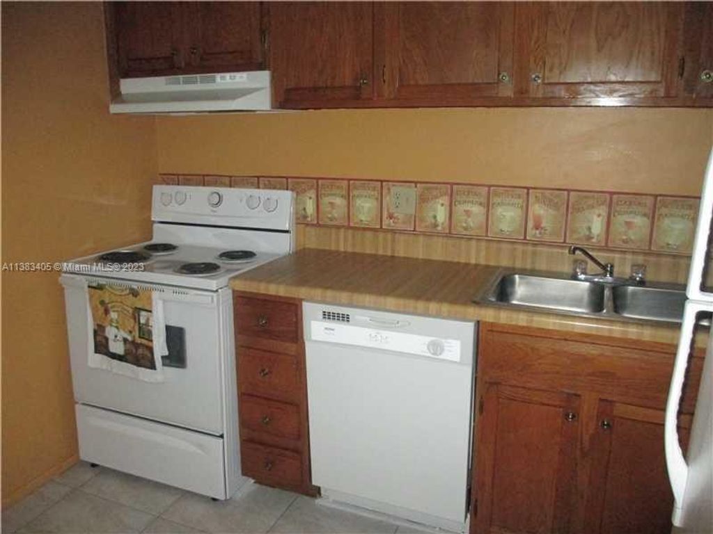 Photo of 3730 Inverrary Dr #3Y, Lauderhill, FL 33319 (MLS # A11383405)