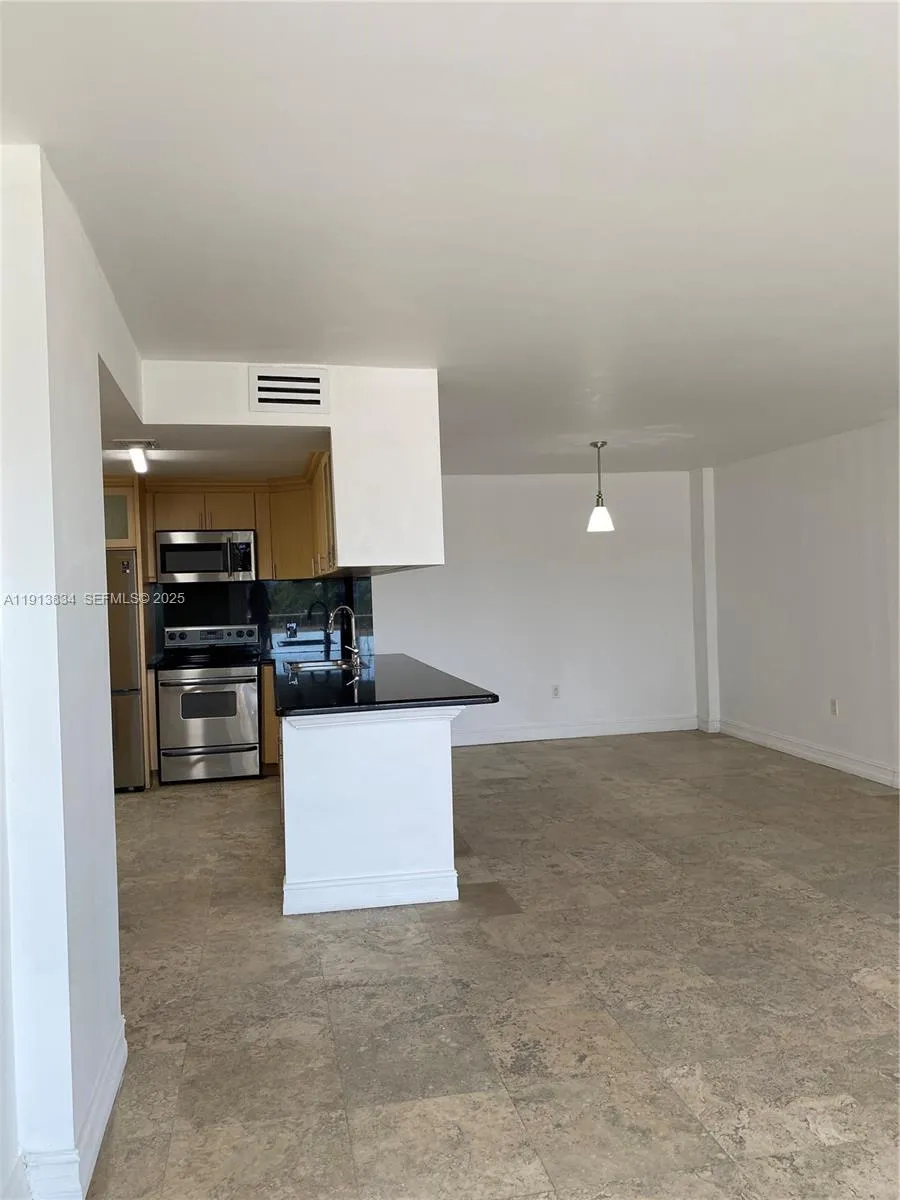 Key Biscayne, Florida 33149, United States, 2 Bedrooms Bedrooms, ,2 BathroomsBathrooms,Residential,Active,243206