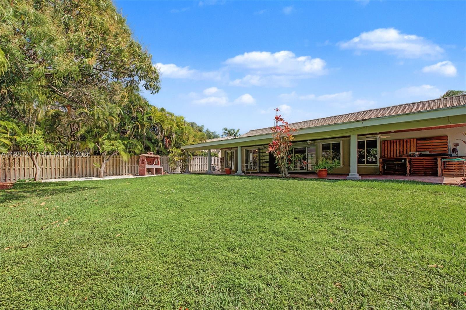 MUNNE ROYAL HOMES - Residential Lease