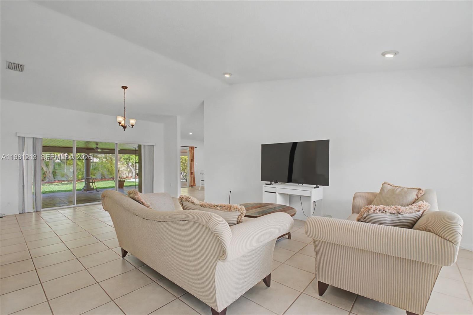 MUNNE ROYAL HOMES - Residential Lease