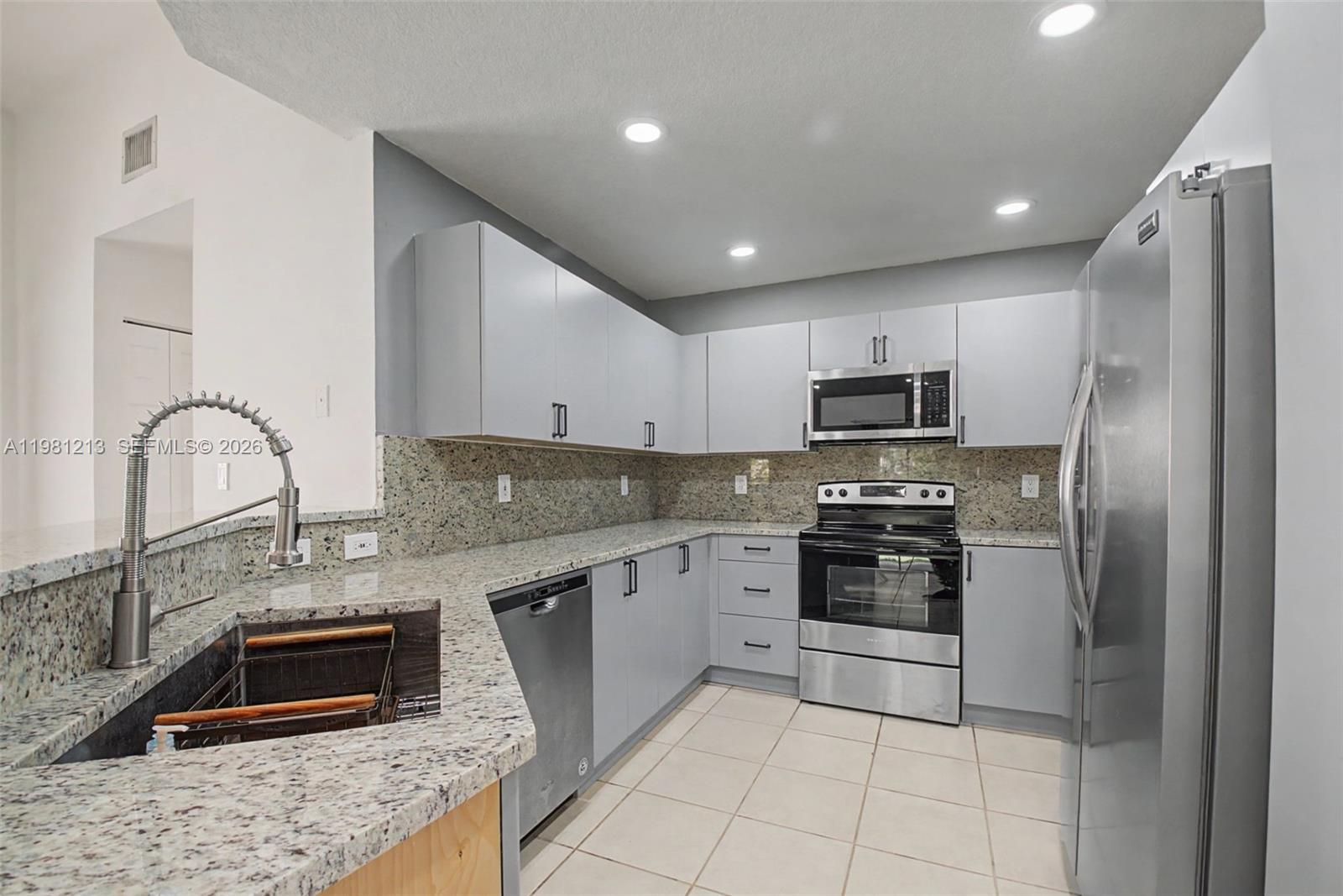 MUNNE ROYAL HOMES - Residential Lease