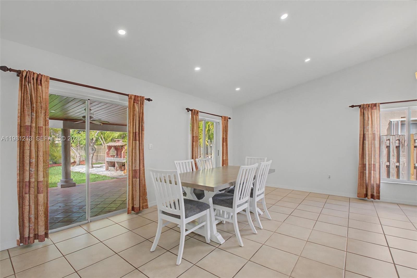 MUNNE ROYAL HOMES - Residential Lease