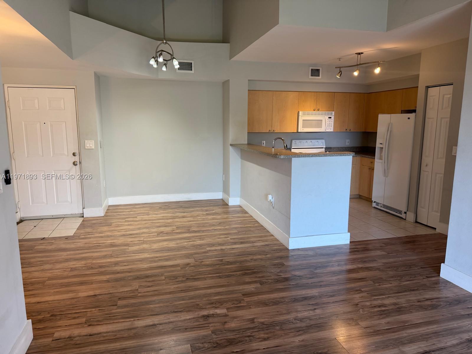 7930 N Nob Hill Rd 304