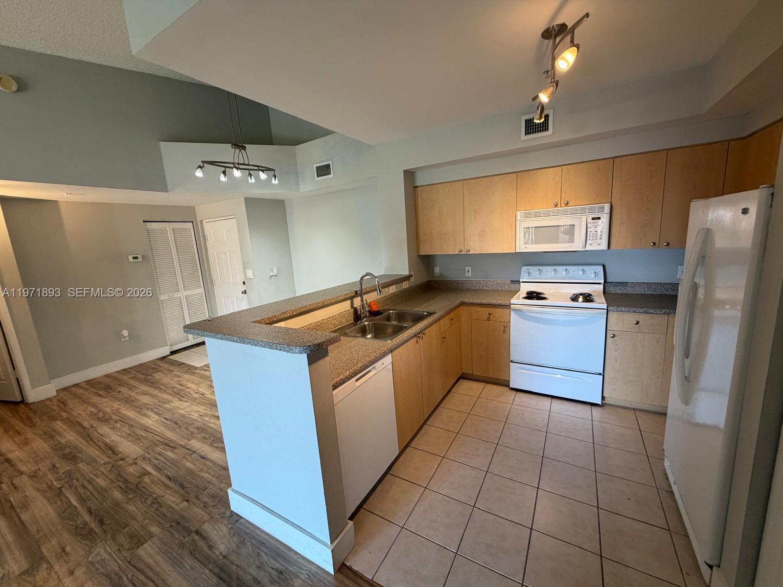 7930 N Nob Hill Rd 304