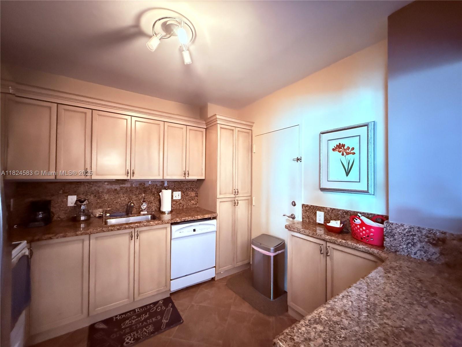 1950 S Ocean Dr PHH, Hallandale Beach, FL, 33009/$675,000 2 1950 S Ocean Dr PHH