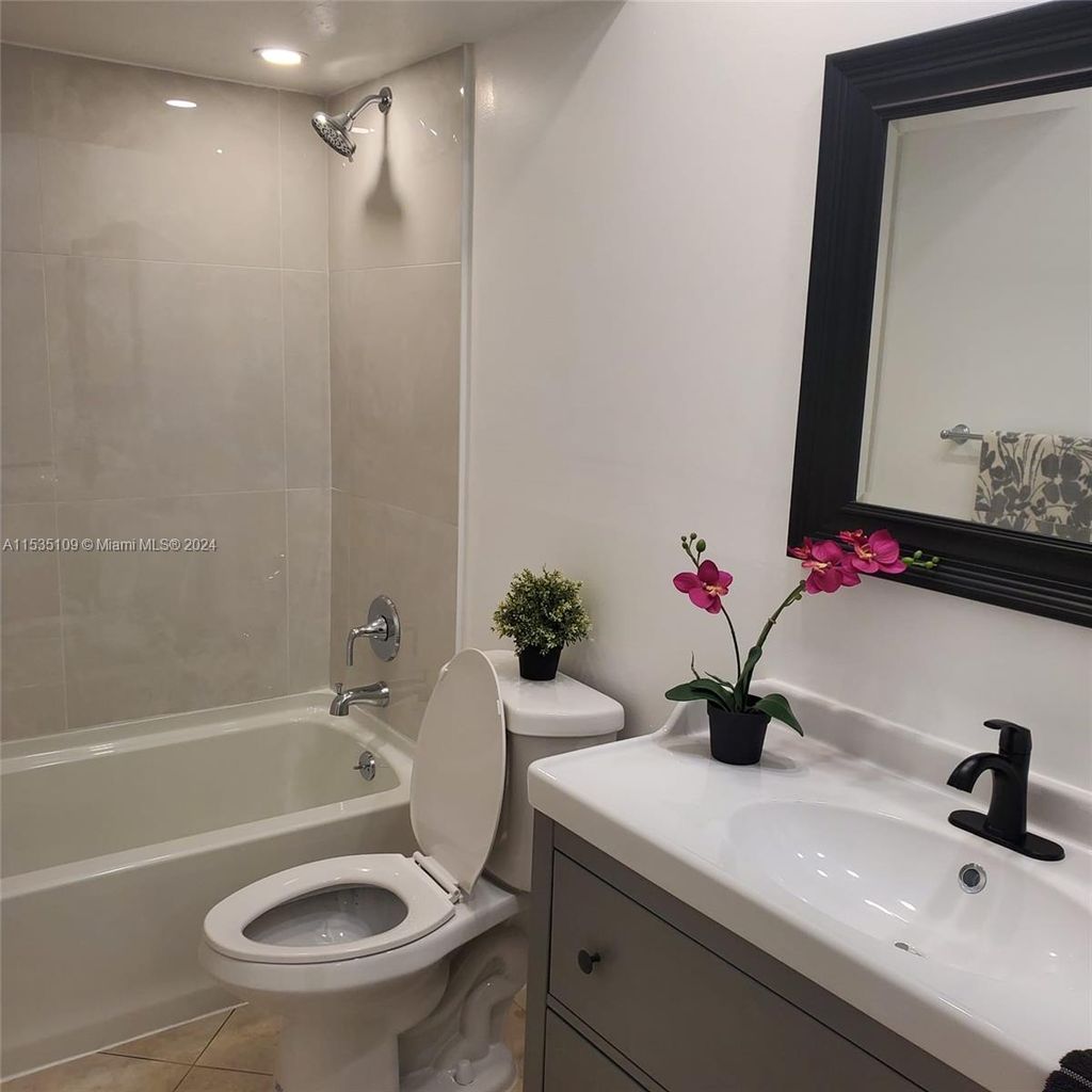 Photo of 218 NE 12th Ave #407, Hallandale Beach, FL 33009 (MLS # A11535109)