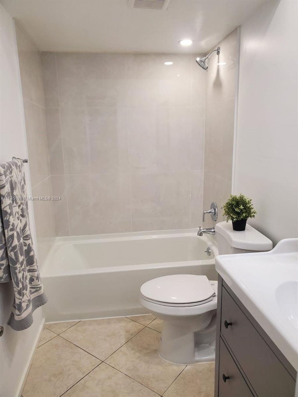 Photo of 218 NE 12th Ave #407, Hallandale Beach, FL 33009 (MLS # A11535109)