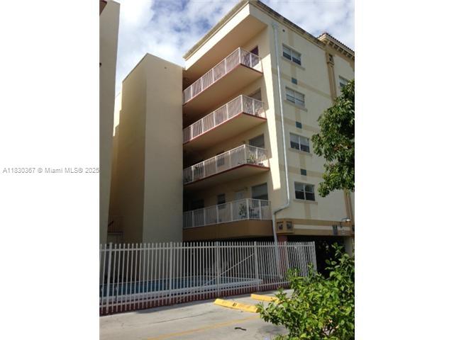 Great investor oportunity, all remodeled 1 bedroom 1 bath, kitchen and bathroom upgraded, no rent restrictions, great location 2 blocks walking distance to Downtown Hollywood. Don't miss this one.