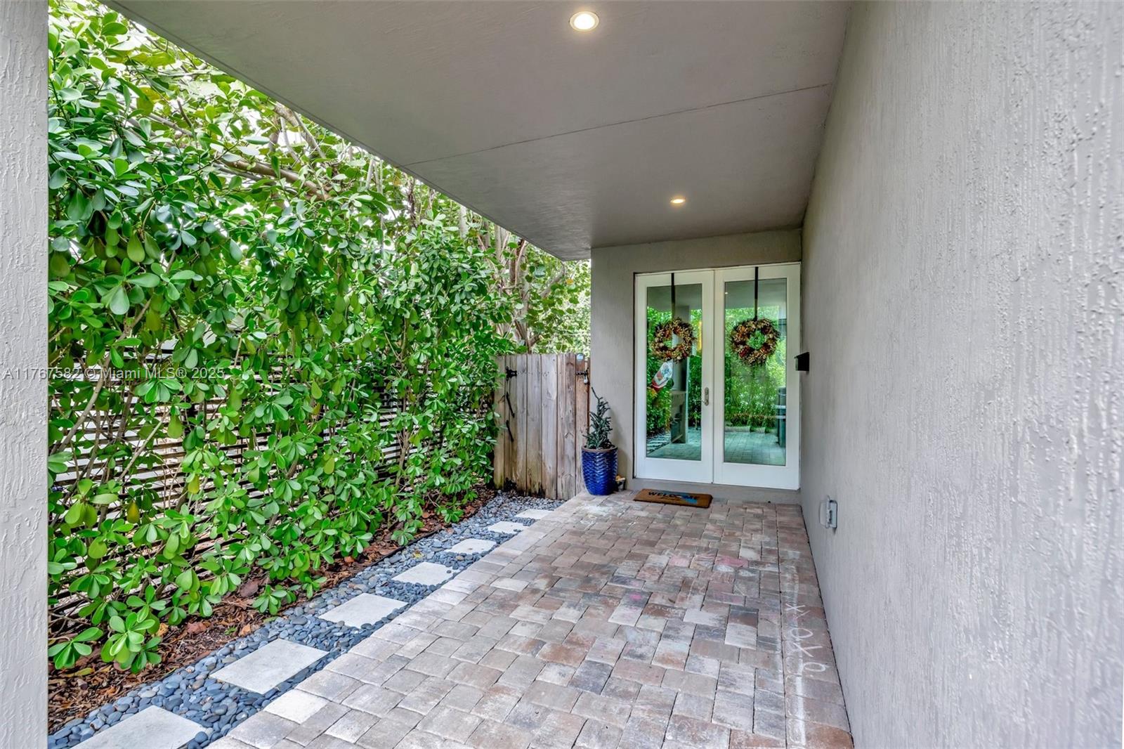 709 SW 17th St