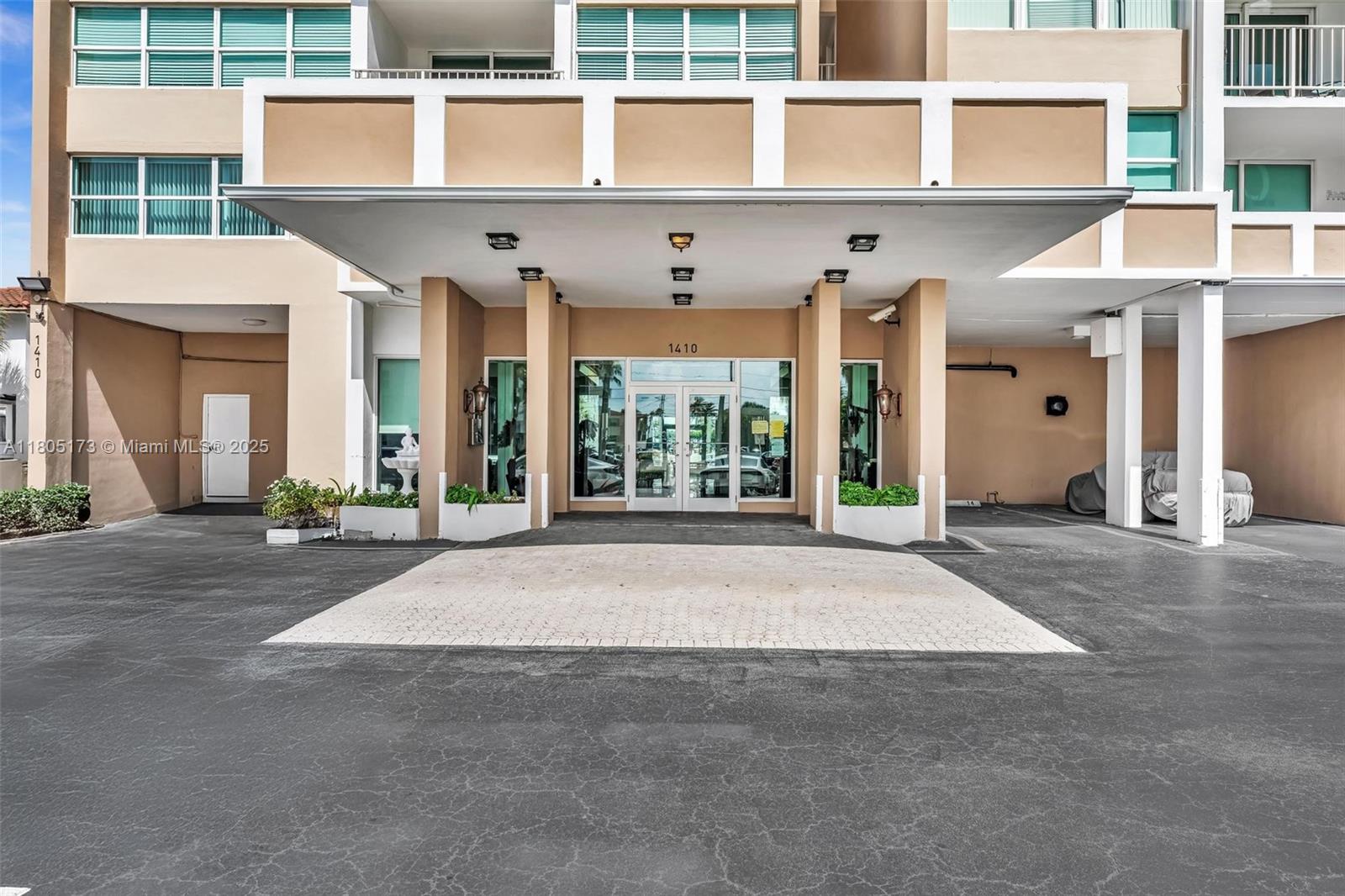 TRAFALGAR TOWERS CONDOMIN - Residential