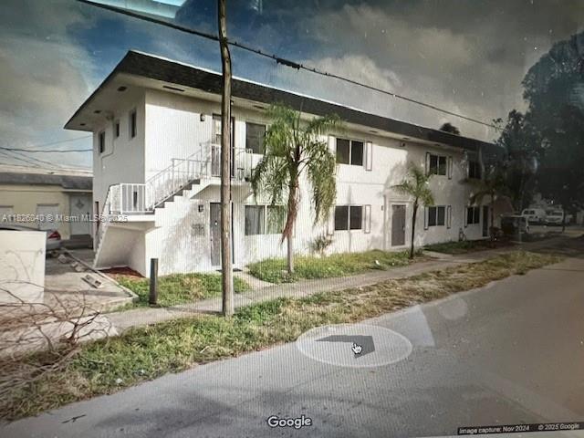 Amazing , Great location close to downtown Hollywood, fourplex brand new roof , impact windows, new paint. and some units remodel. Best deal at Holywood , Dont miss a great opportunity to own Upcoming area.